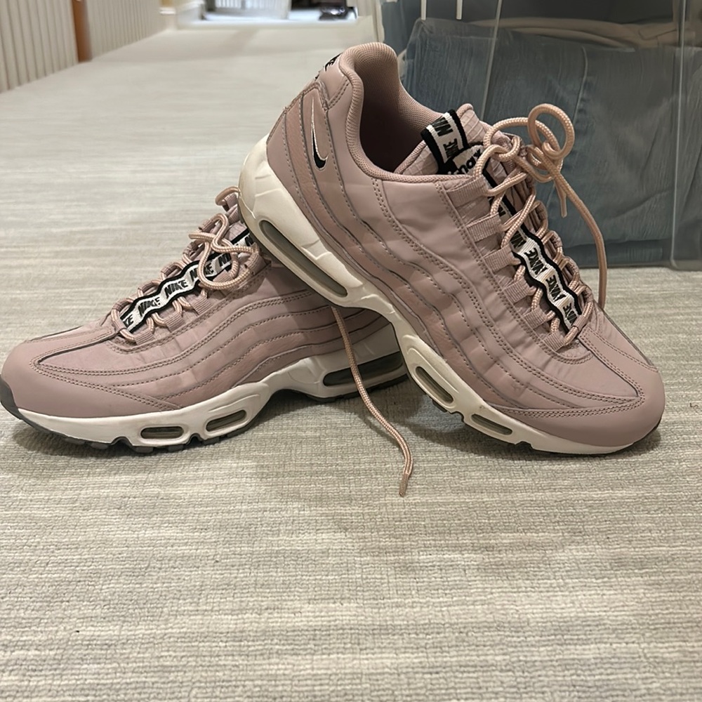 Nike Mauve AirMax, men 9.5, women 10.5.